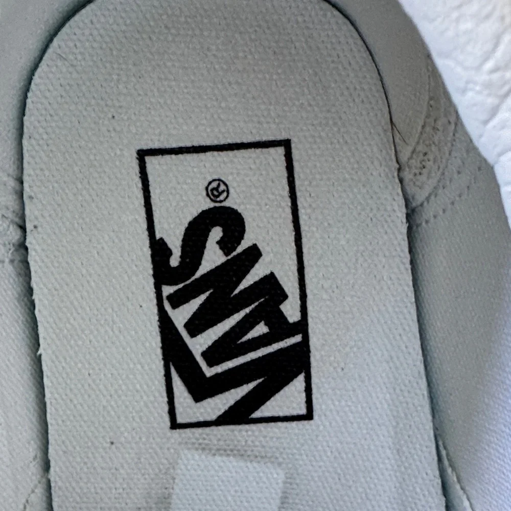 Vans Women’s Size 10 White Leather Velcro Sneakers Skate Classic - Picture 9 of 9